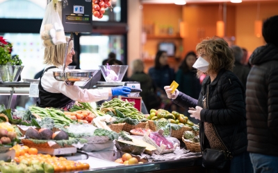 Una dona comprant al Mercat Central | Roger Benet 